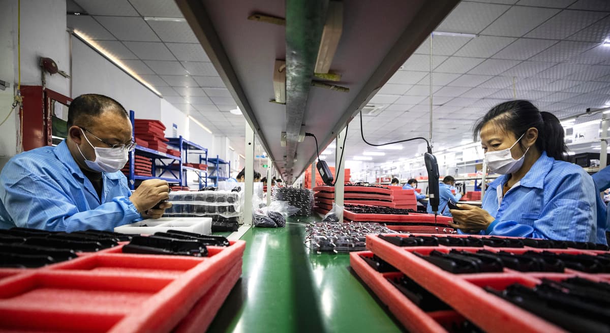 Elektroniikkakomponenttien valmistusta Hohemin tehtaalla Shenzhenissä Guangdongin provinssissa Kiinassa.