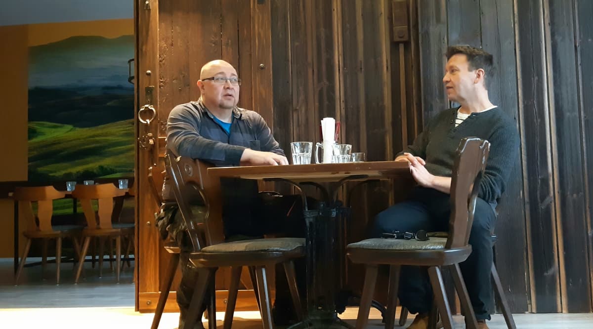 Bar Domin yrittäjät Kai Turpeinen ja Juha Parkkinen istuvat pöydän ääressä tyytyväisinä Vuoden Mikkeliläinen 2019 -tunnustuksesta.