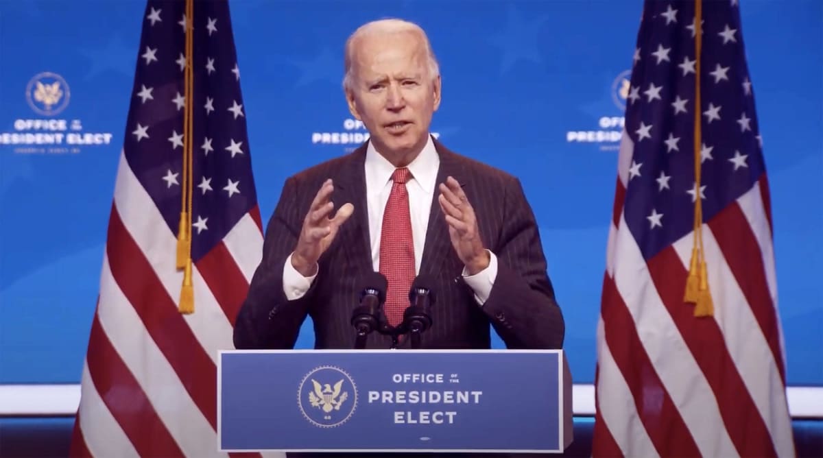 Joe Biden puhuu. Puhujapöntössä lukee englanniksi Office President elect