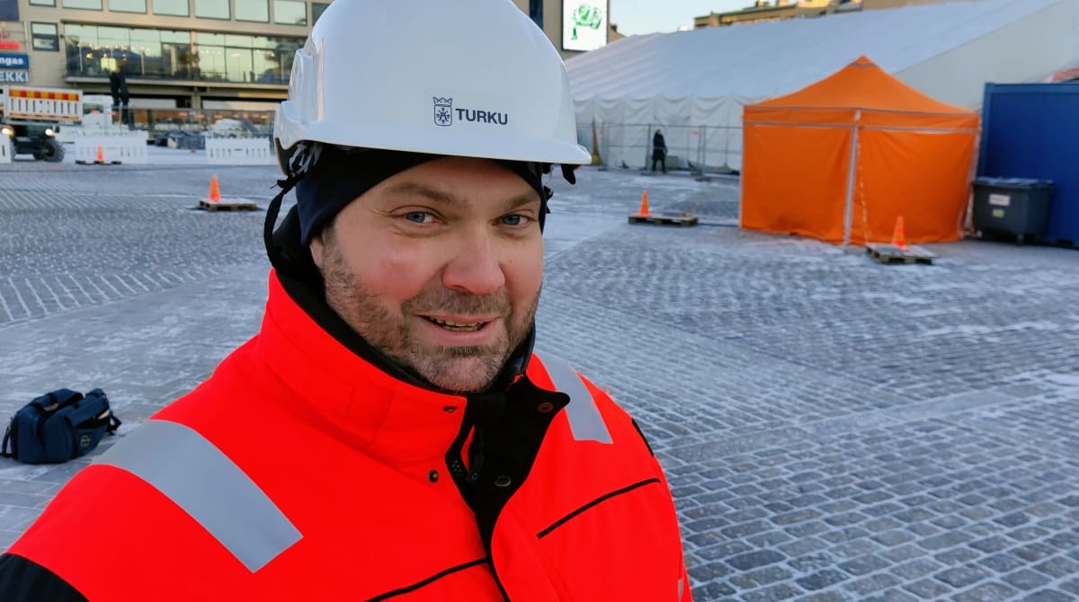 Janne Laine esittelee Turun kauppatorin työmaata.