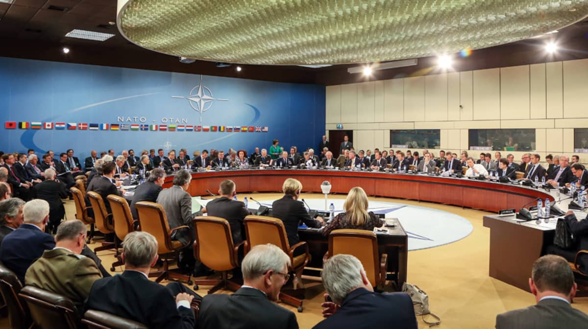 Naton päämaja Brysselissa liittoumaan kuuluvien maiden puolustusministerien kokouksen aikana kesäkuussa 2013.