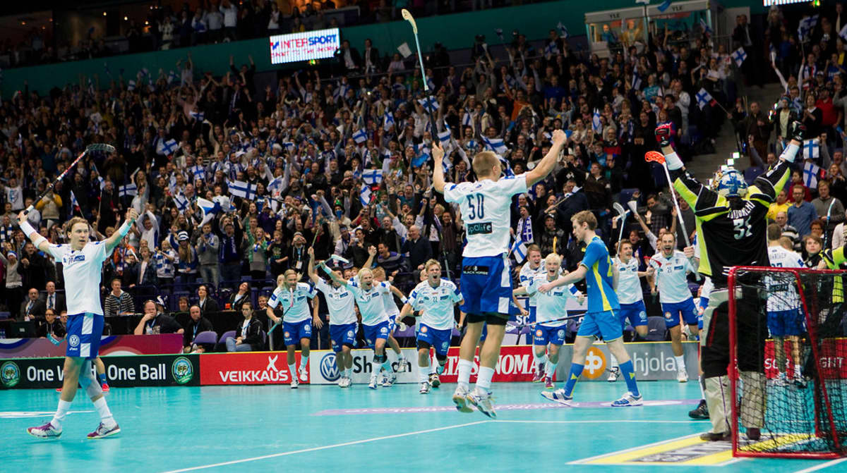 Suomi voitti kotikisoissa salibandykultaa 2010.