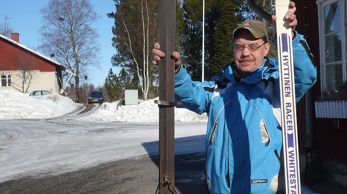 Erkki Hyttinen näyttää pitkää Hyttisen suksien historiaa yksipuisesta suksesta lasikuituun