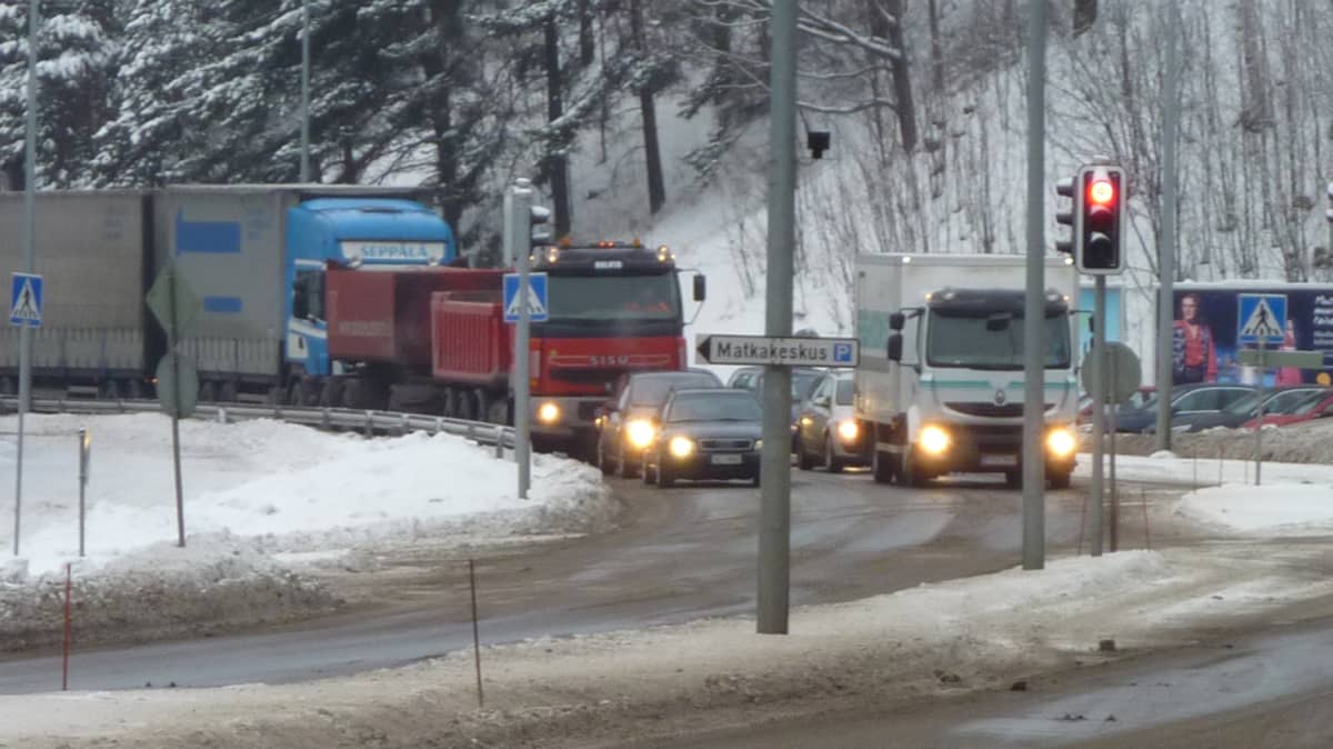 Nykyisin valtatie 12:n liikenne jyrää Lahden keskustan ja Hollolan Salpakankaan halki.