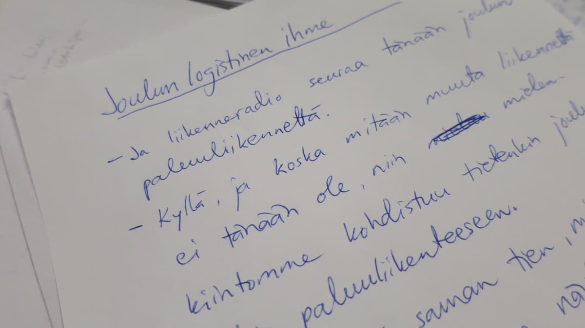 Suomen virallisimmat lauseet kirjoitetaan käsin – Alivaltiosihteerien  huumori vaatii yhä kynää ja paperia