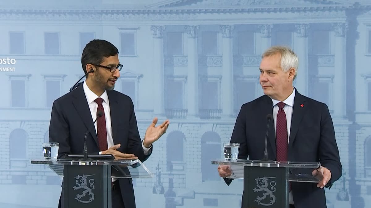 Googlen toimitusjohtaja Sundar Pichain ja pääministeri Antti Rinne (sd.) kuvattuna yhteisessä tiedotustilaisuudessa 20. syyskuuta. 