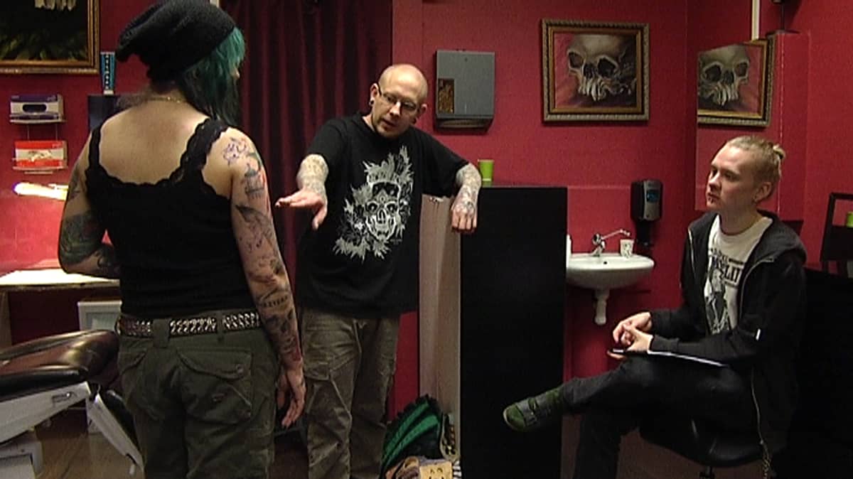 Mikael "Hekuli" Jänisoja opettaa Joonaa tatuoijaksi.
