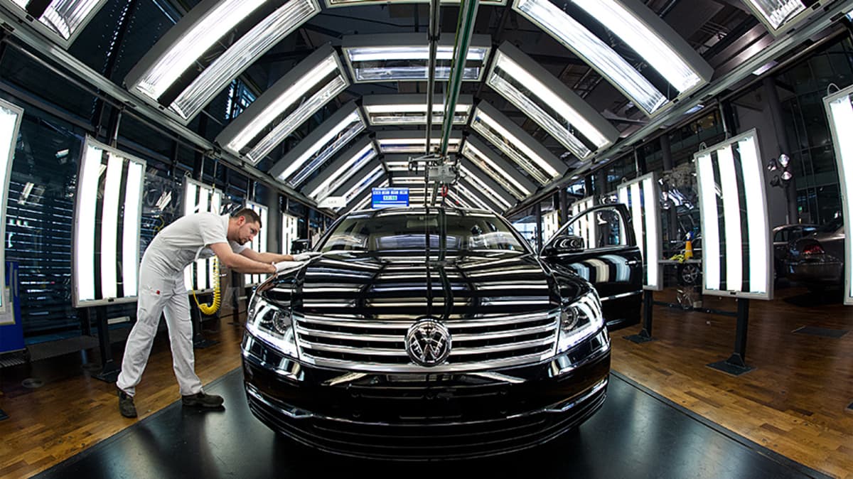 Volkswagen-henkilöauto tuotantolinjan lopputarkastuksessa.