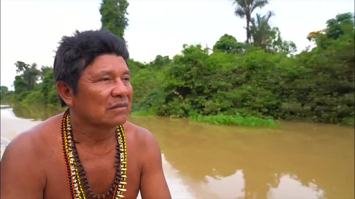 Henkilö katsoo liikkuvassa veneessä Amazonin jokea