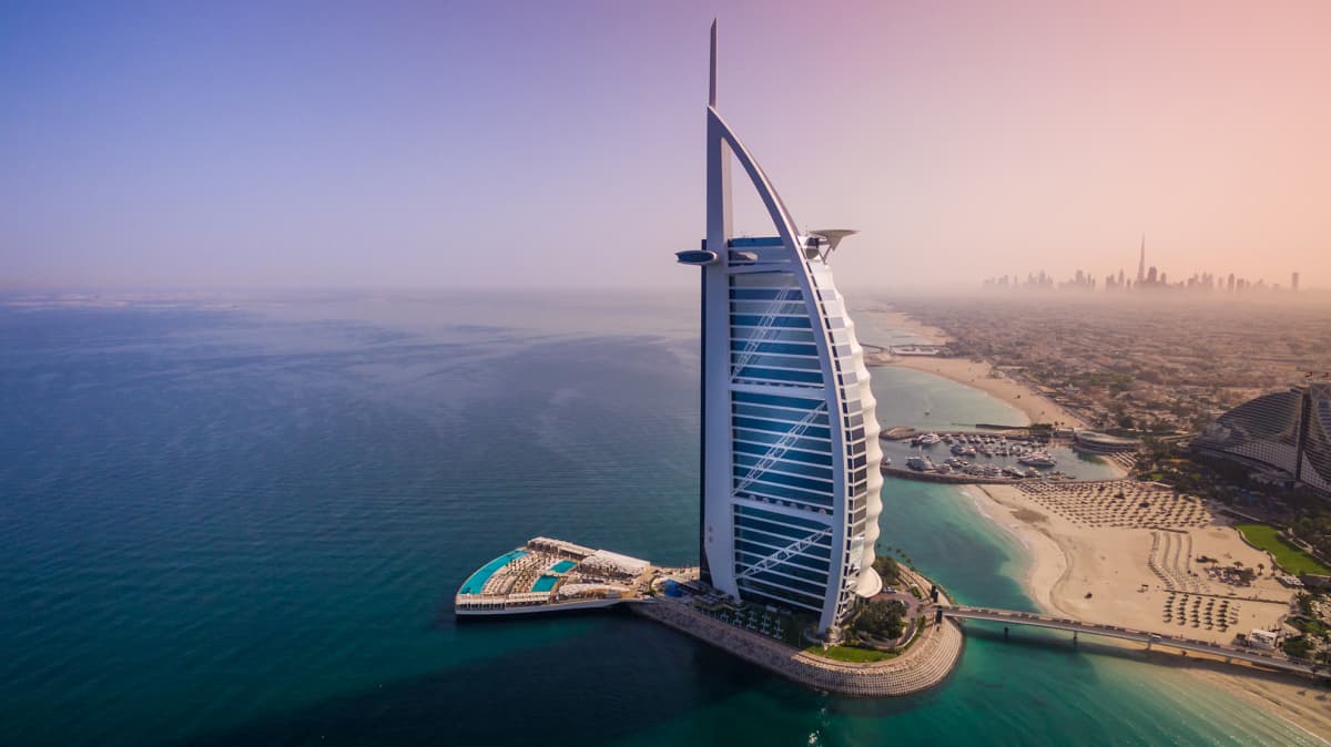 Raumassa rakennettu luksussaari on nyt ylellisen hotellin kyljessä Dubaissa.