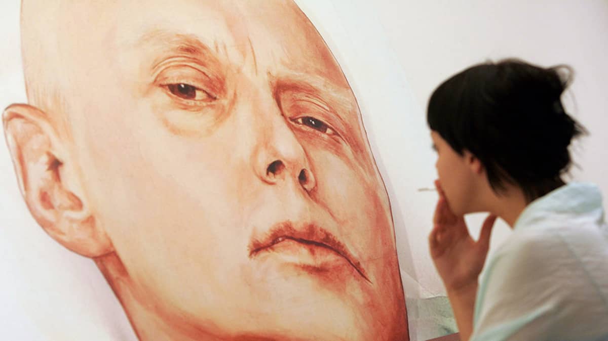 Alexander Litvinenkoa sairasvuoteellaan esittävä maalaus nähtävillä Marat Guelman -galleriassa Moskovassa toukokuussa 2007.