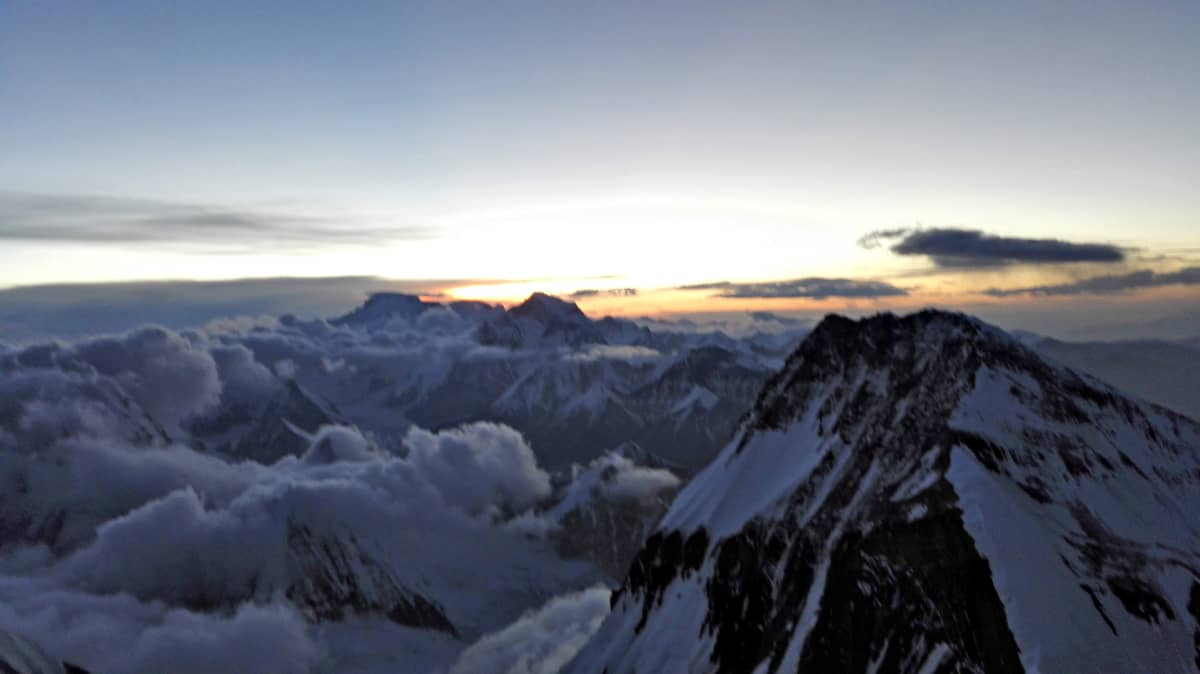 Kuva vuorien yli Mount Everestin kiipeilymatkalta perjantaina 24. toukokuuta.