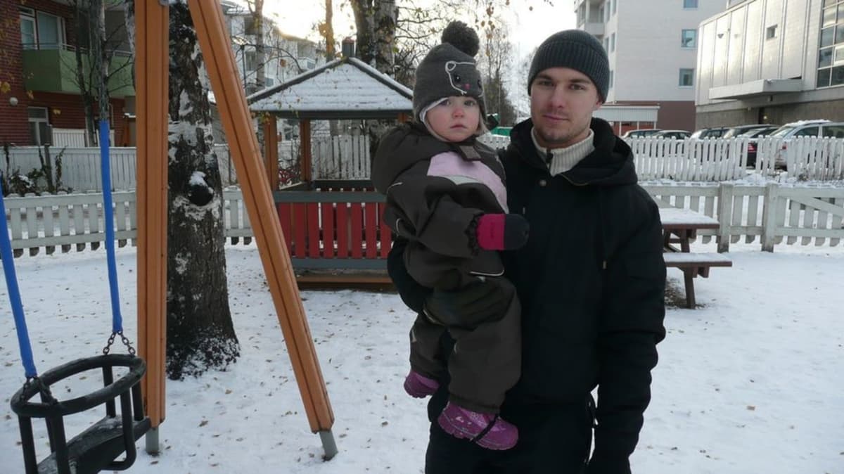 Isä ja tytär puistossa Rovaniemellä.