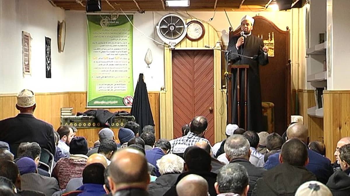 Imaami saarnaa Suomen islamilaisen yhdyskunnan moskeijassa 13.3.2015.