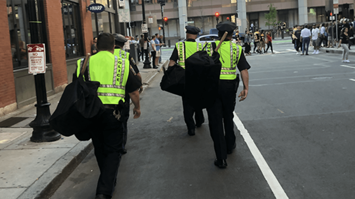 Poliiseja Bostonin kaduilla.