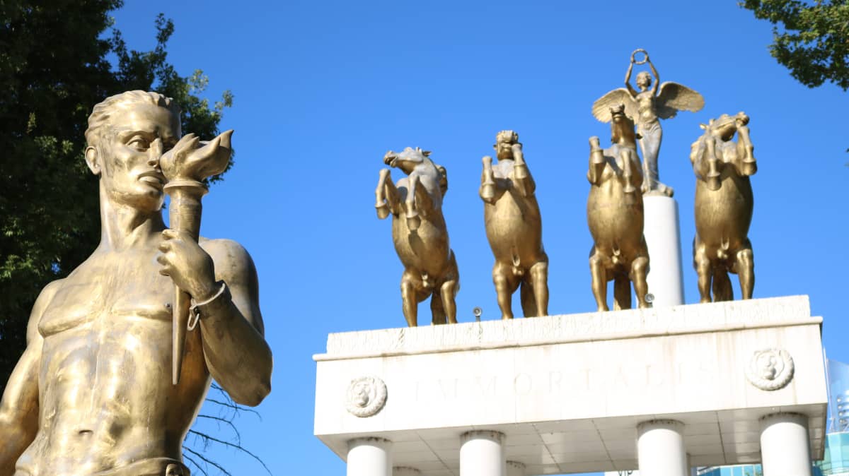 Makedonian kaatuneet sankarit -muistomerkki rakennettiin 2014 parlamenttitalon vastapäiseen puistoon.
