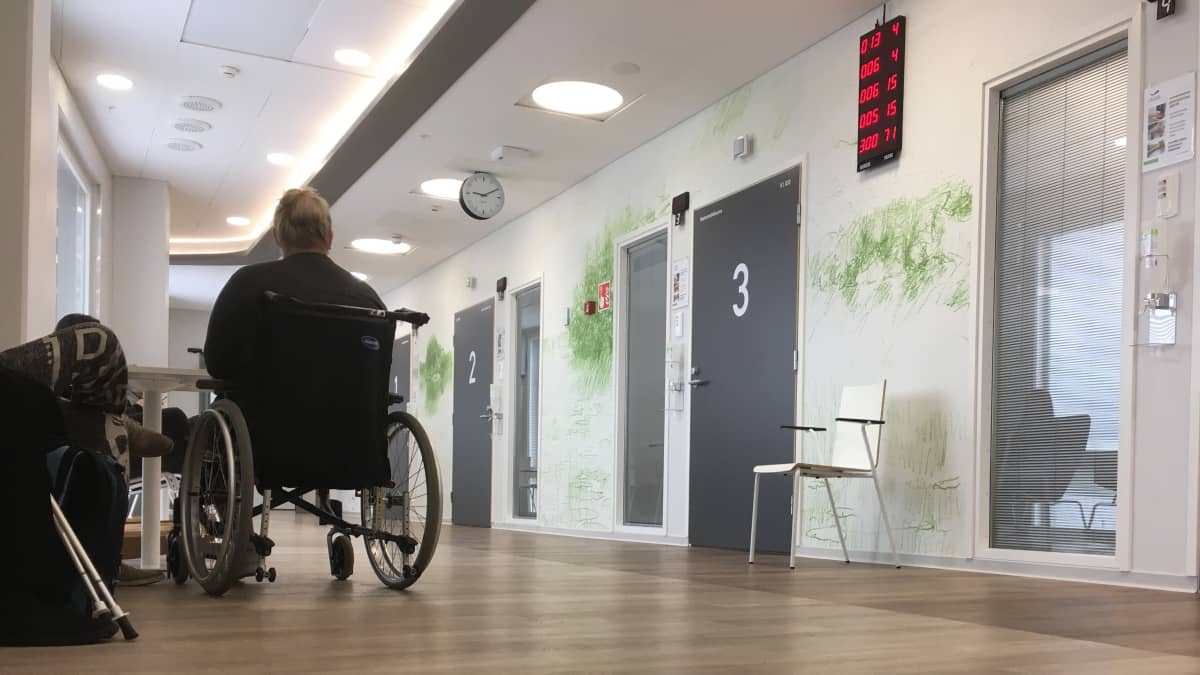 Mies istuu pyörätuolissa Etelä-Karjalan keskussairaalan uudessa päivystyksessä.