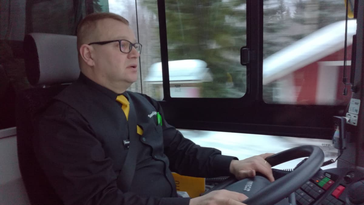 Jaakko Paakkinen ajaa linja-autoa