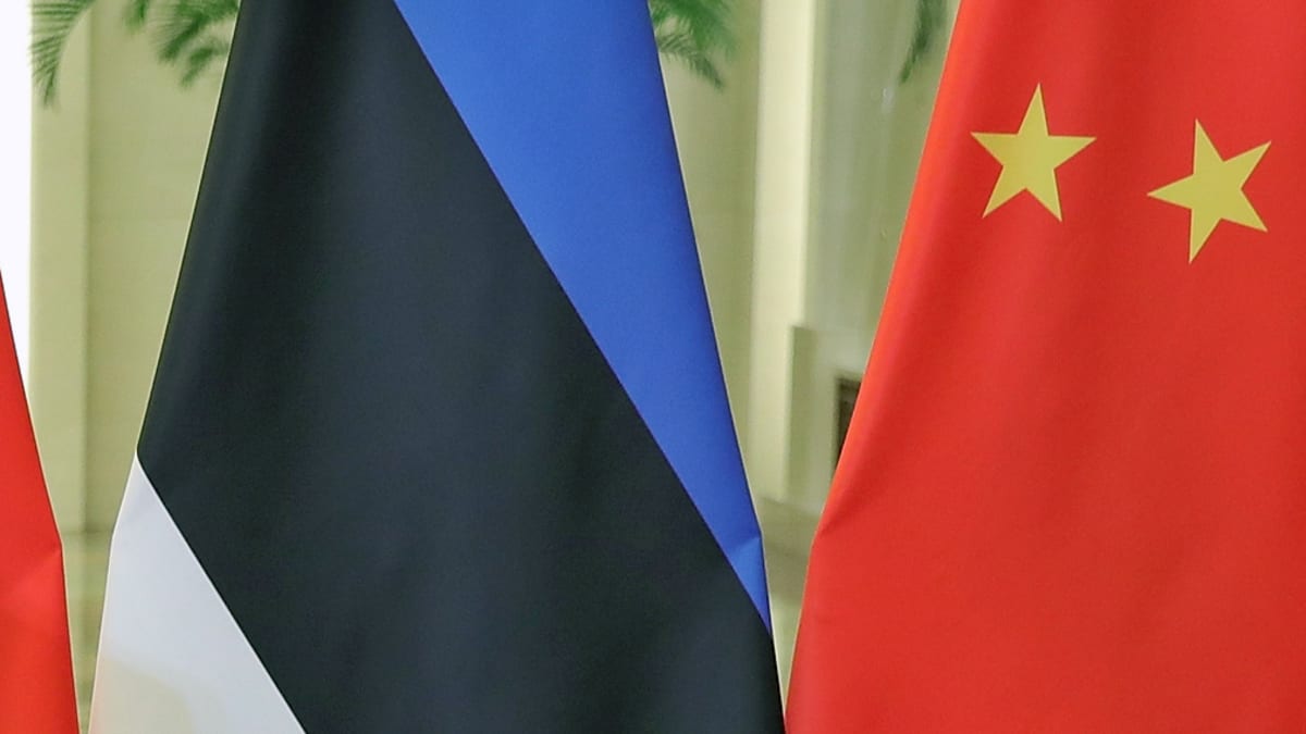 Viron ka Kiinan liput osittaisina kuvassa.