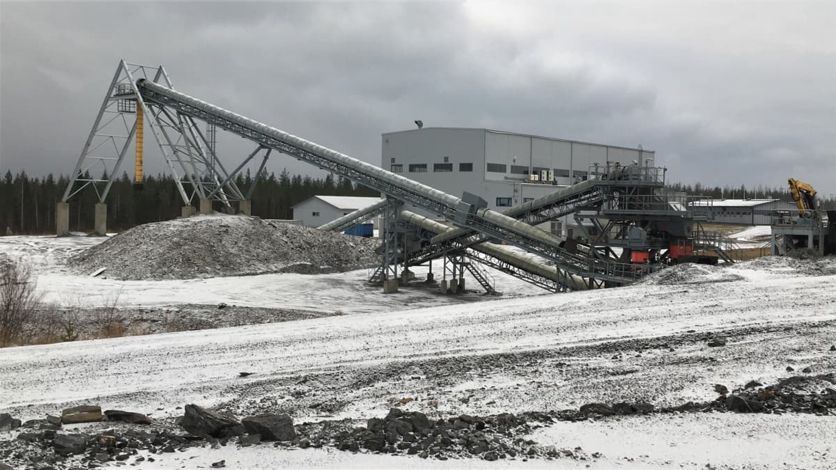 Endomines keskeytti kullan tuotannon Pampalon kaivoksessa Ilomantsin Hattuvaarassa syksyllä 2018. Kaivosalue on edelleen aution hiljainen marraskuussa 2020. 