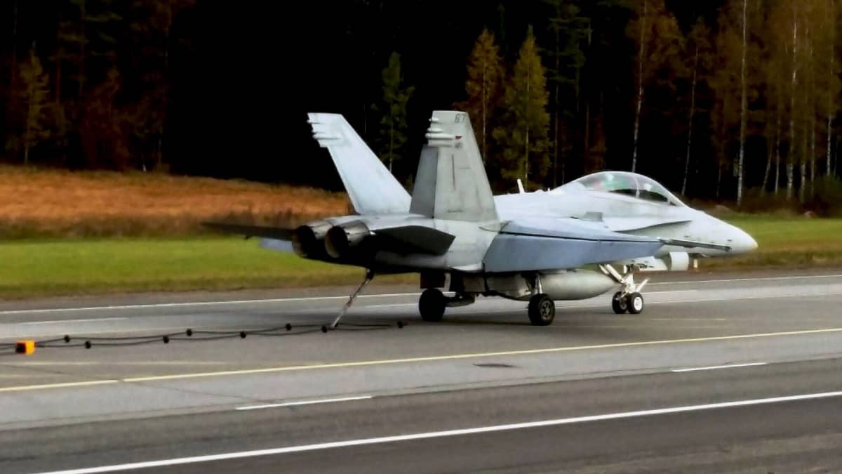 Ilmavoimien Hornet harjoitteli pysäytysvaijerilaskua Lusin maantiekentälle sotaharjoituksissa 2016.