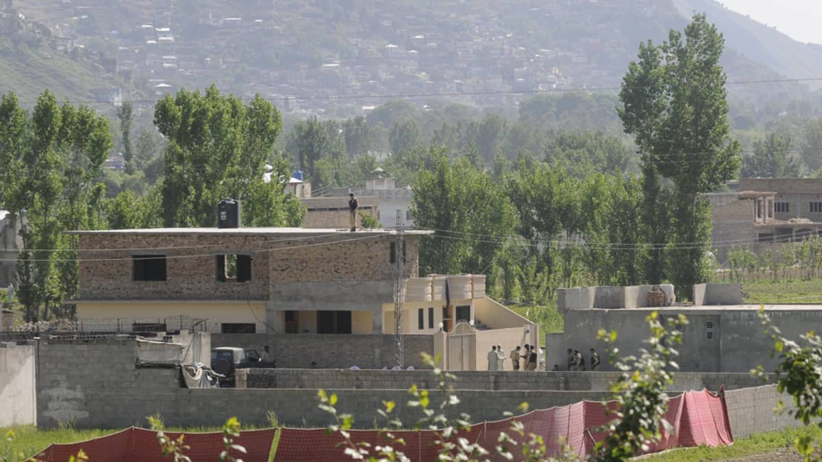 Pakistanin armeijan sotilaat vartioivat rakennusta, missä Osama bin Laden tapettiin Pakistanin Abbottabadissa.