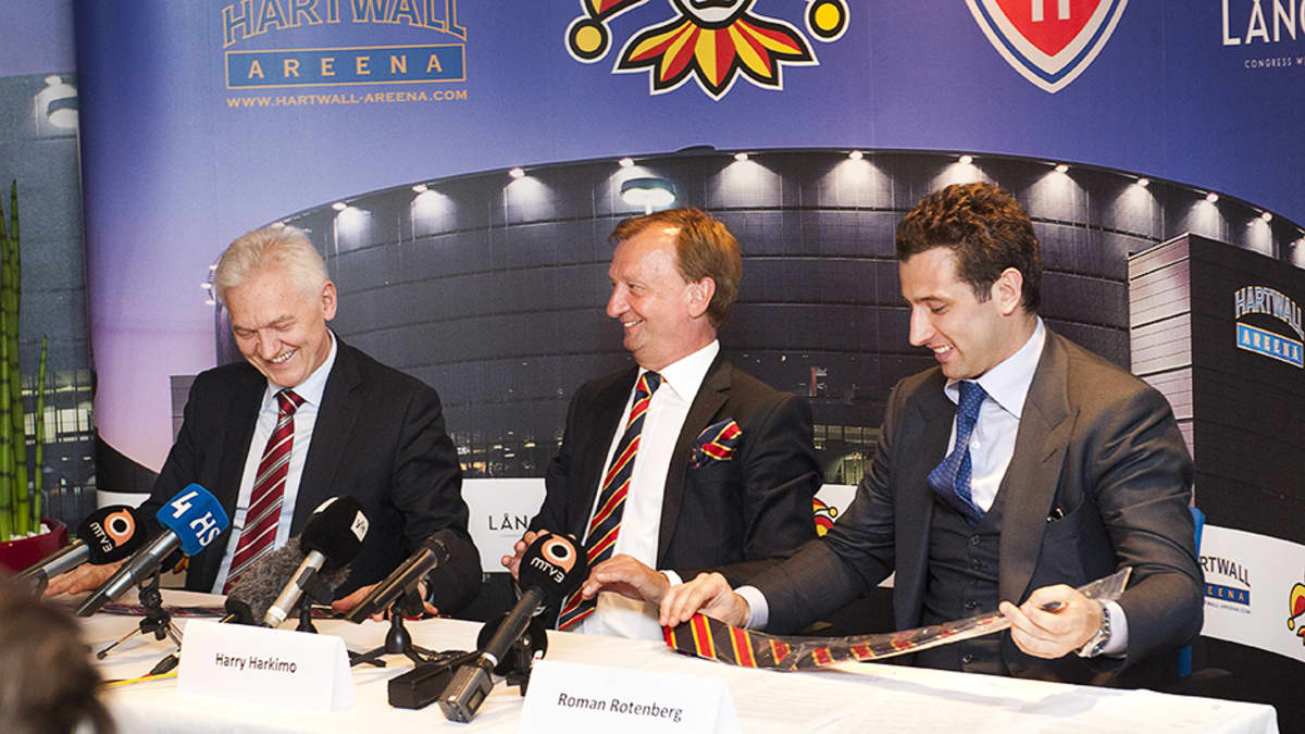 Gennadi Timtšenko, Harry Harkimo ja Roman Rotenberg Jokerien KHL-siirtoa koskeneessa lehdistötilaisuudessa. Myös venäläis-suomalainen Timtšenko on Yhdysvaltain asettamalla pakotelistalla.