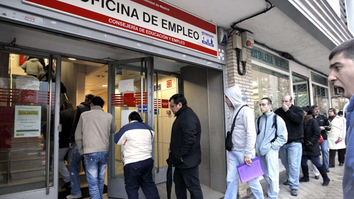 Espanjalaiset työttömät jonottavat työvoimatoimistoon Madridissa. 