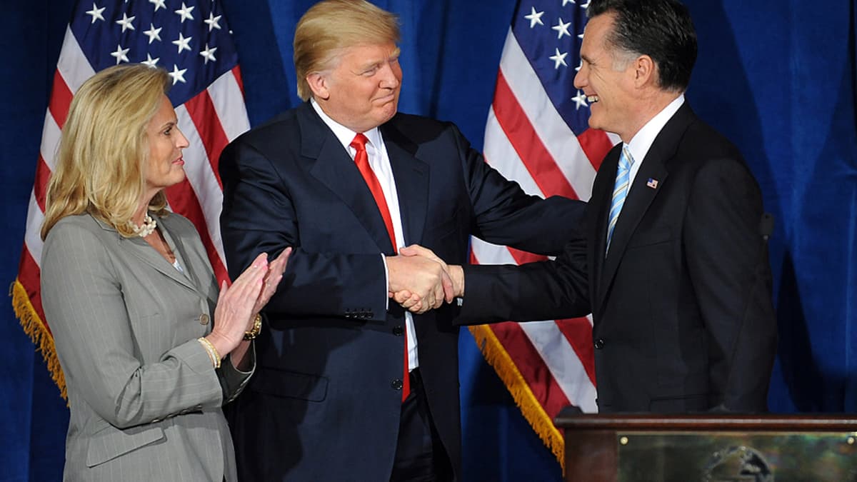 Donald Trump kättelee republikaanien presidenttiehdokasta Mitt Romneyta Las Vegasissa järjestetyssä lehdistötilaisuudessa.