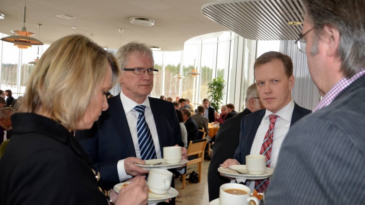 Kansanedustaja Lenita Toivakka, Etelä-Savon ELYn ylijohtaja Pekka Häkkinen ja kaupunginjohtaja Kimmo Mikander keskustelivat kuntarakenneuudistuksesta keskiviikkona.
