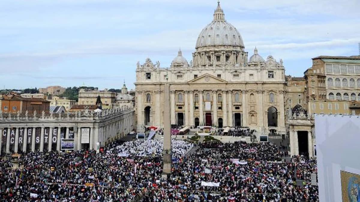 Pietarinkirkon aukiolle on kerääntynyt  kymmeniä tuhansia ihmisiä seuraamaan edesmenneen paavin autuaaksijulistamista.