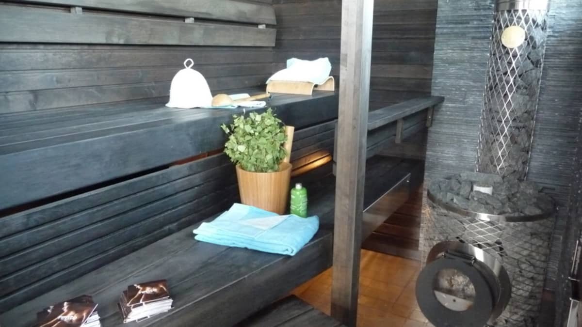 Vanhalan perheen sauna lämpiää Pyhäveden rantaviivalla | Yle Uutiset