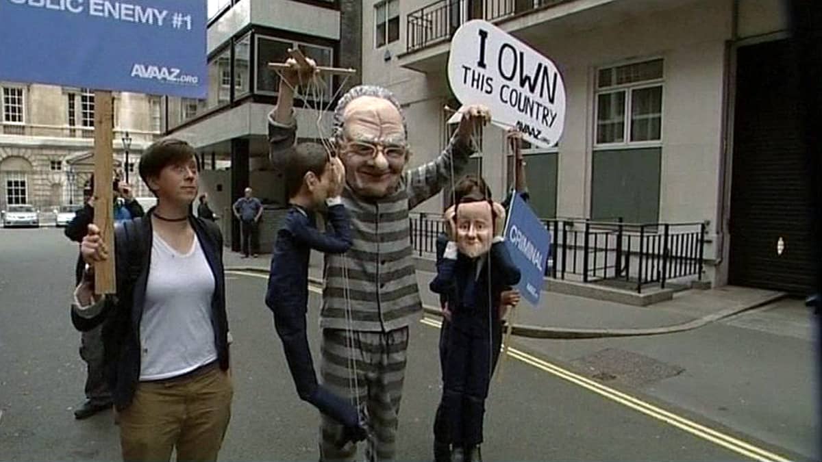 Mielenosoittajia Robert Murdochin Lontoon asunnon edustalla.