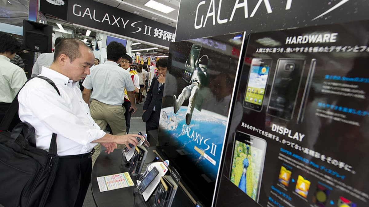 Asiakkaat tarkastelevat Android-käyttöjärjestelmää käyttäviä Samsungin Galaxy-puhelimia.