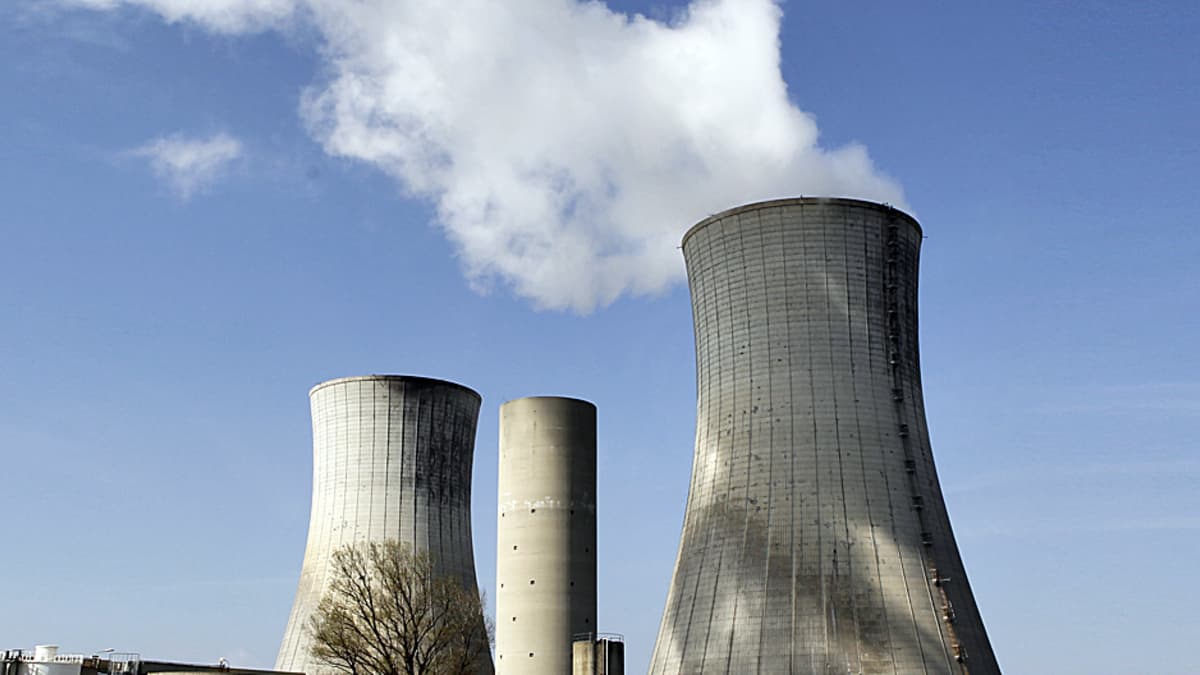 Kolme ydinvoimalan jäähdytystornia