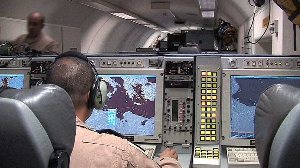 Valvontalaitteistoa AWACS-lentokoneen sisällä.