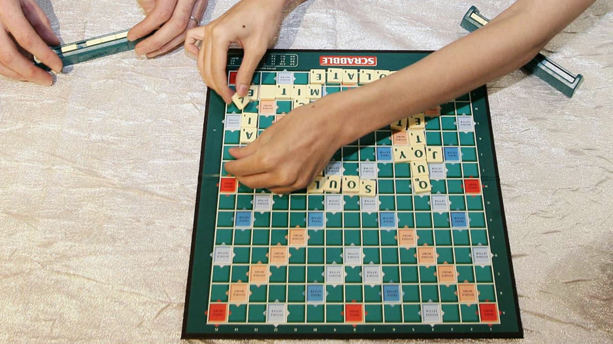 Sanapeli Scrabble höllää sääntöjä – selfie ja dubstep sallitaan | Yle  Uutiset