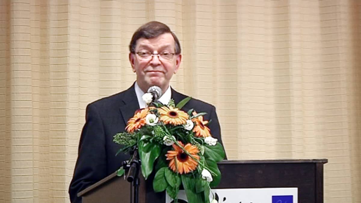 Paavo Väyrynen puhuu vaalitilaisuudessaan Oulussa.