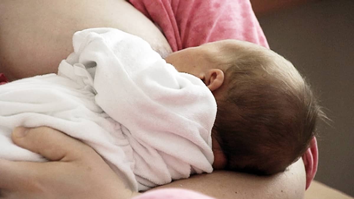 Vauvojen lyhyt imetysaika huolestuttaa kätilöitä | Yle Uutiset
