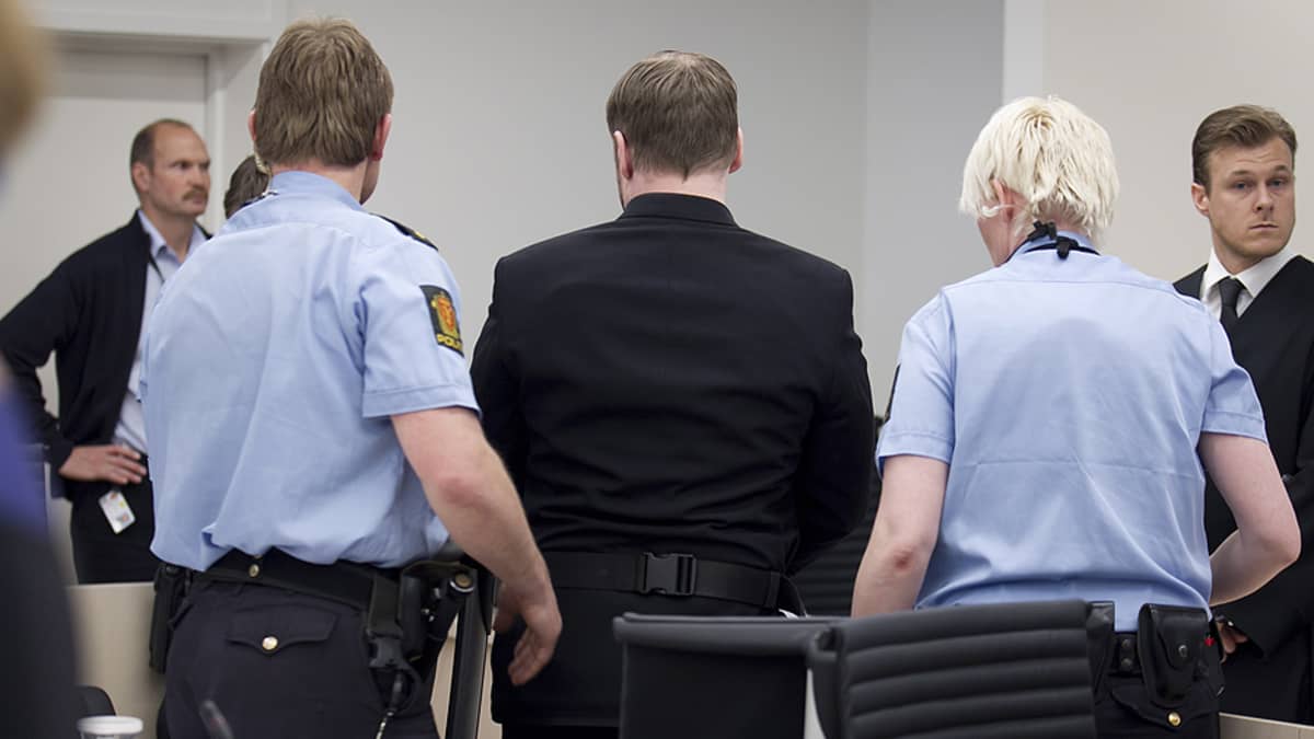 Poliisit saattavat Anders Breivikia ulos oikeussalista.