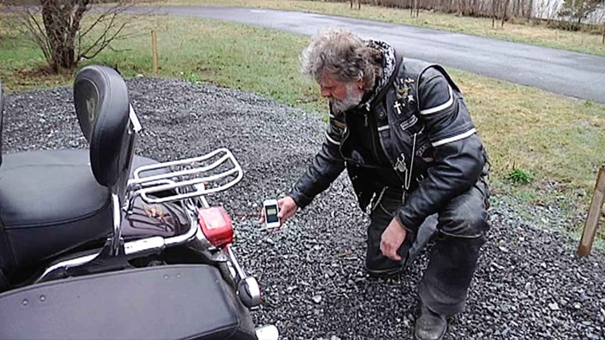 Mies mittaa moottoripyörän desibelejä