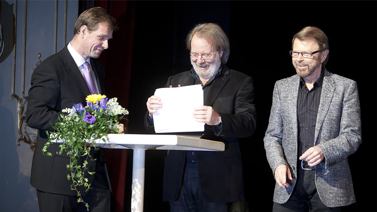 Ruotsalaisen teatterin johtaja Johan Storgård (vas.) ja Kristina från Duvemåla -musikaalin sanoittajat ja säveltäjät Benny Andersson ja Björn Ulvaeus allekirjoittivat sopimuksen musikaalin tuotannosta joulukuussa 2009.