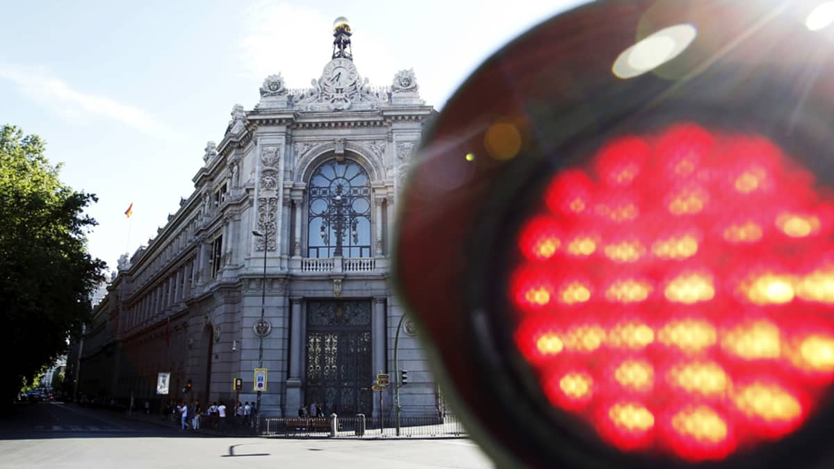 Punainen liikennevalo kuvattuna Banco de Españan pääkonttorin edessä Madridissa, maan pääkaupungissa. 
