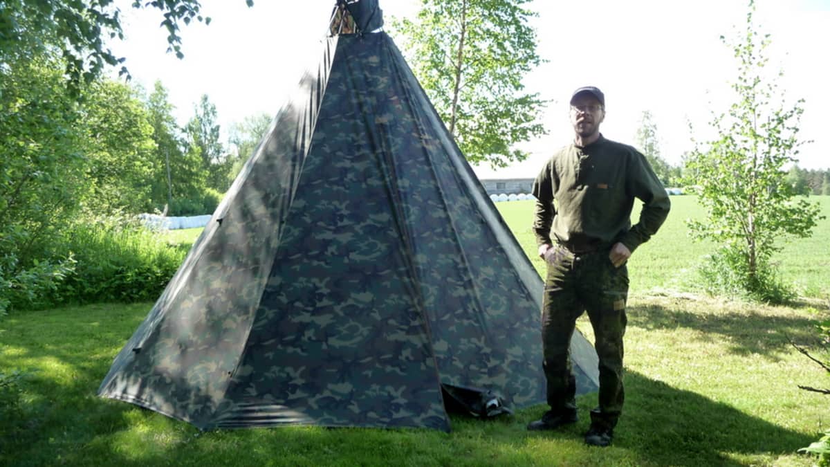 Anssi Romo seisoo telttakodan edessä. 