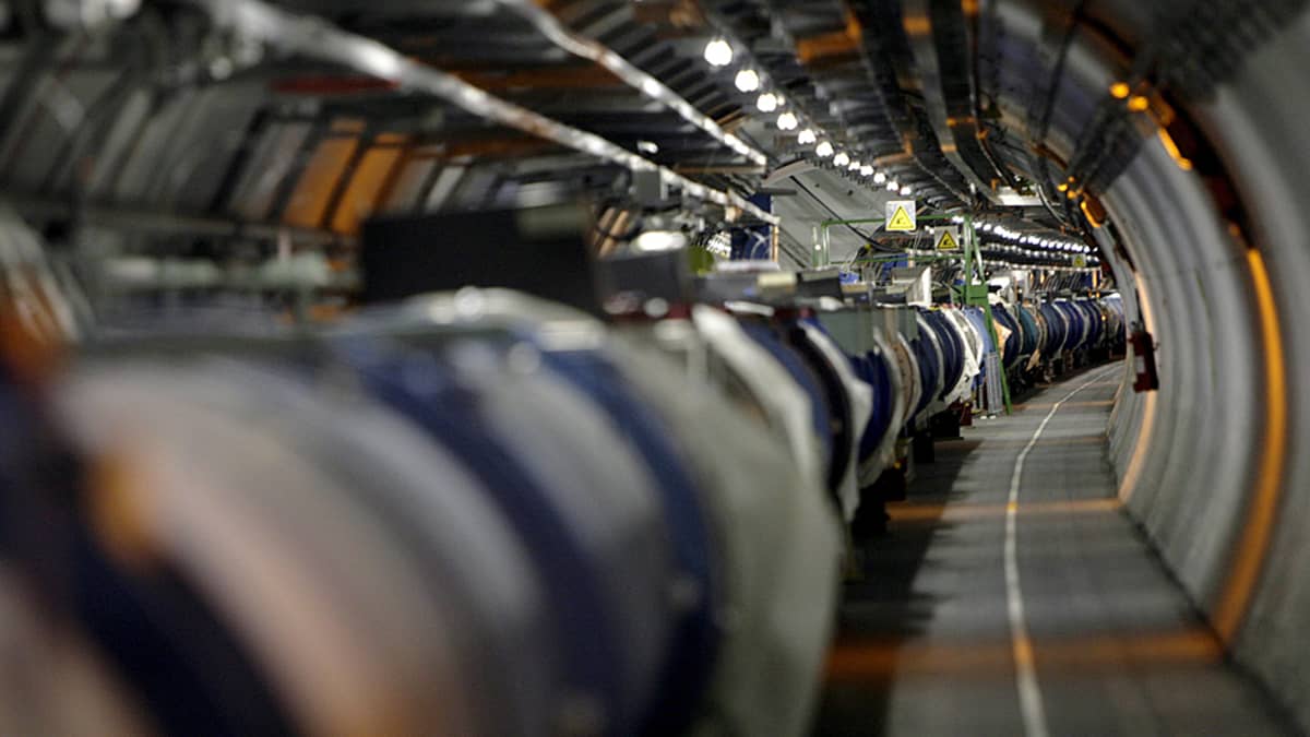 LHC-hiukkaskiihdytin kulkee 27 kilometriä pitkässä tunnelissa Sveitsin ja Ranskan rajalla.