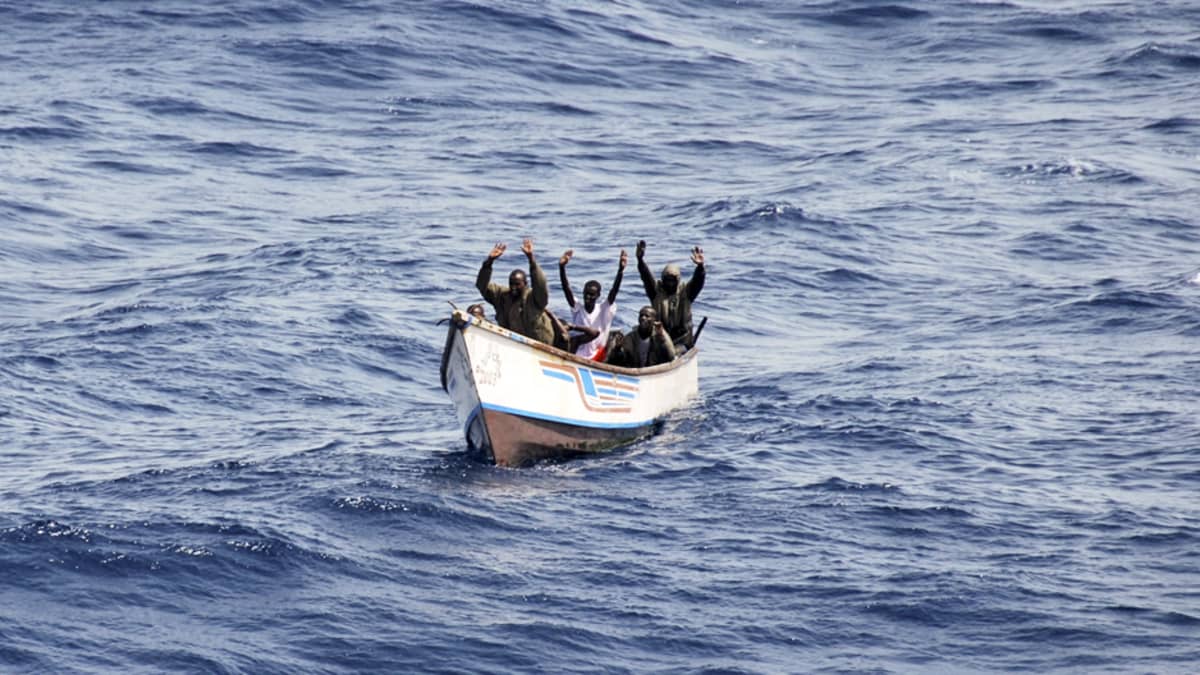 Merirosvoiksi epäillyt miehet antautuvat Somalian edustalla kesäkuussa 2009. Portugalilaissotilaat pysäyttivät miesten hyökkäyksen kauppa-alukseen.