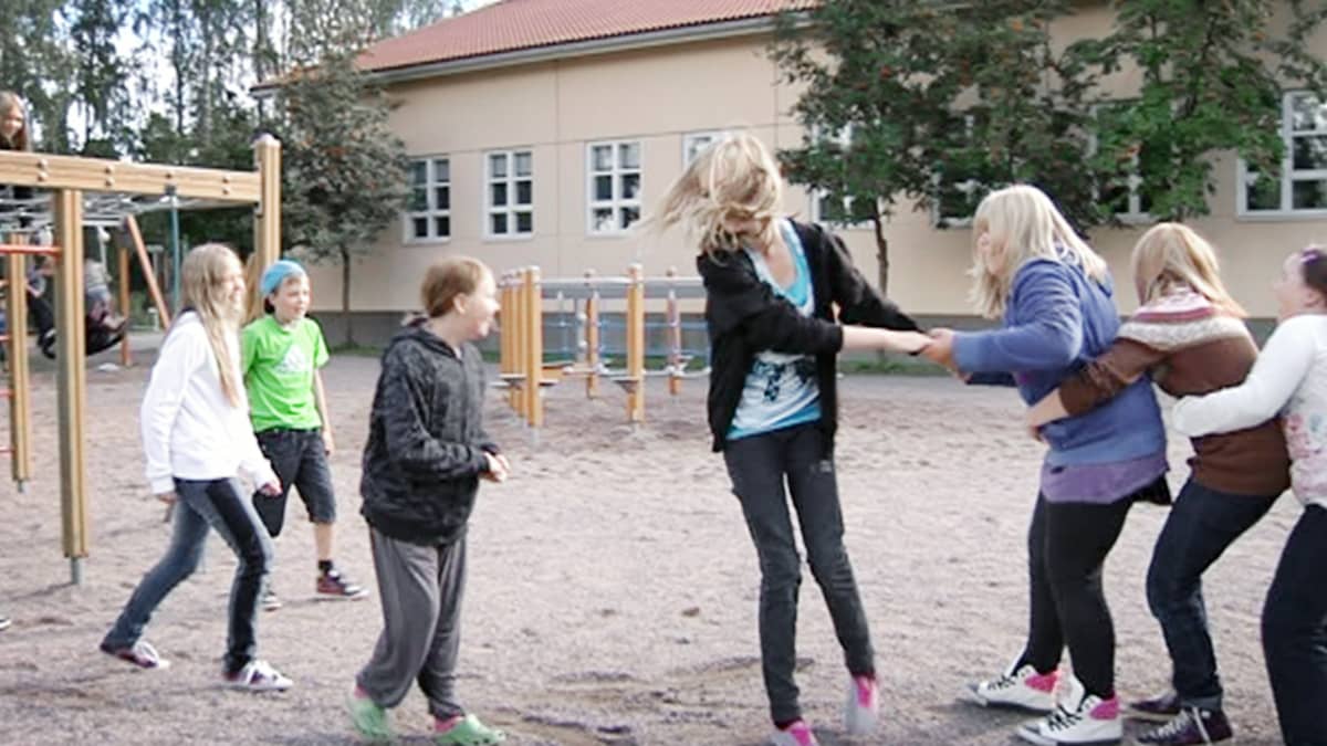 Lapset leikkivät välitunnilla koulunpihalla.