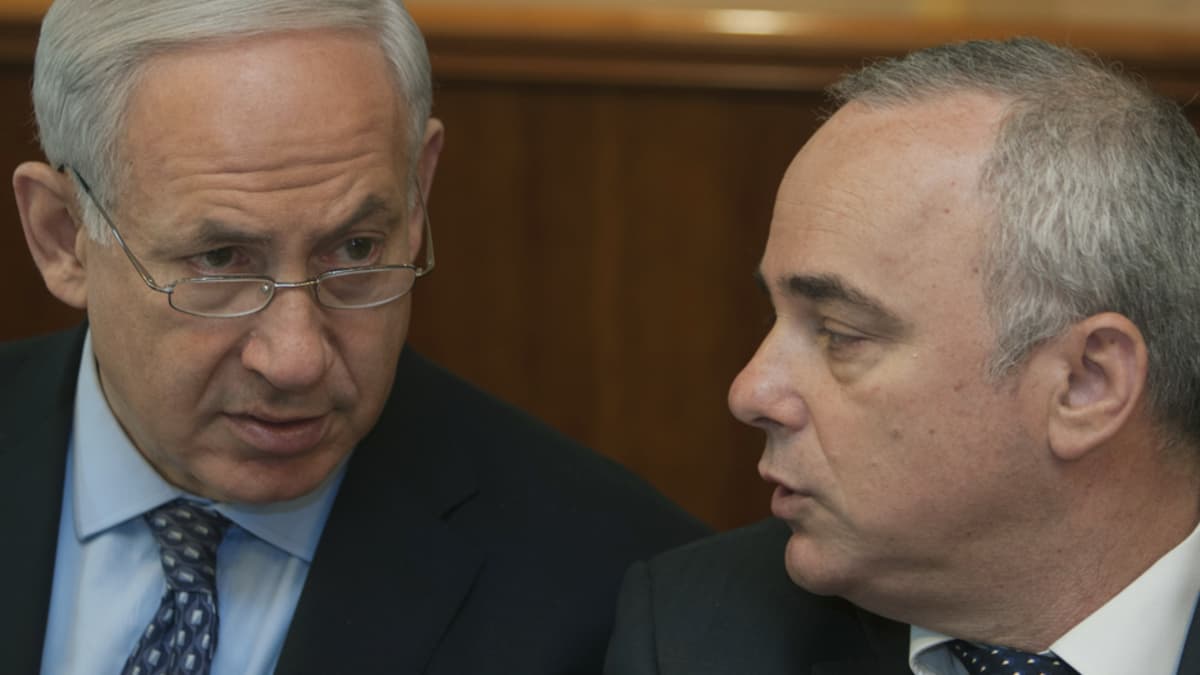Israelin pääministeri Benjamin Netanjahu (vas.) ja valtiovarainministeri Juval Steinitz. Kuva on heinäkuulta 2012.