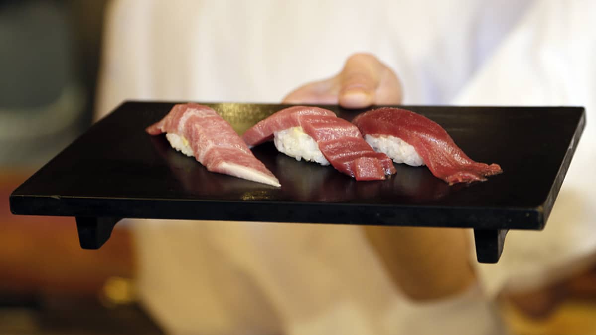 Raskaana olevien ruokasuositukset vaihtelevat eri maissa: Meetvursti ja  sushi jakavat Eurooppaa | Yle Uutiset