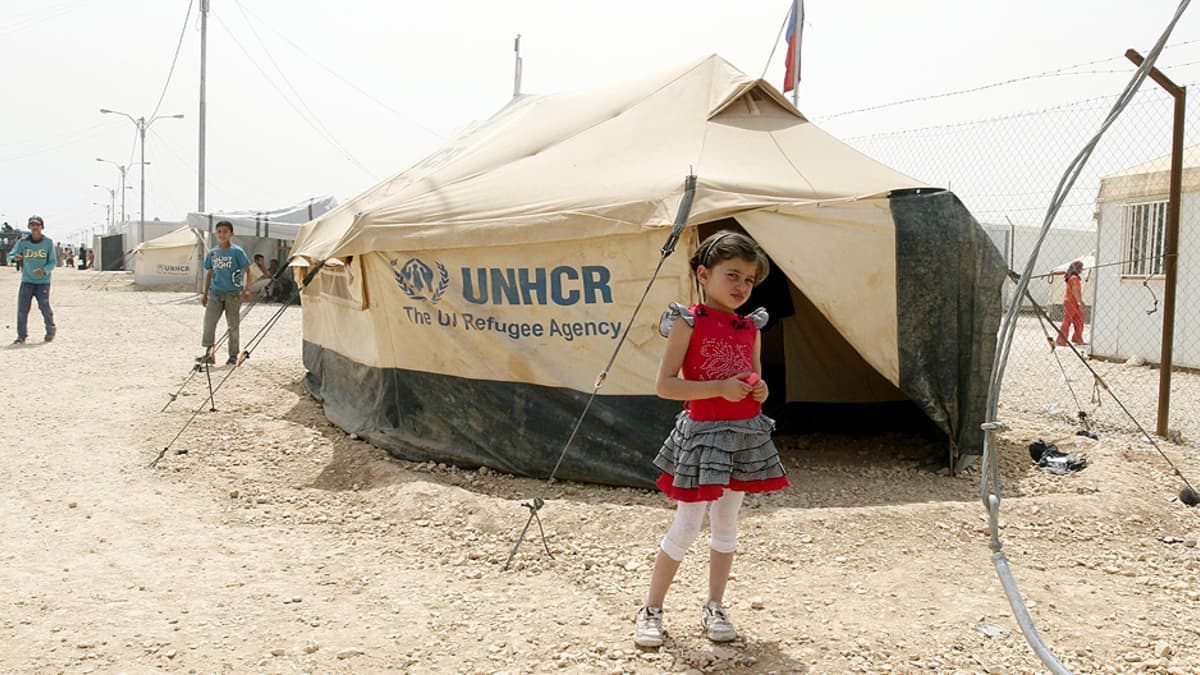 Syyrialainen pakolaistyttö teltan vierellä Zatrain pakolaisleirillä.
